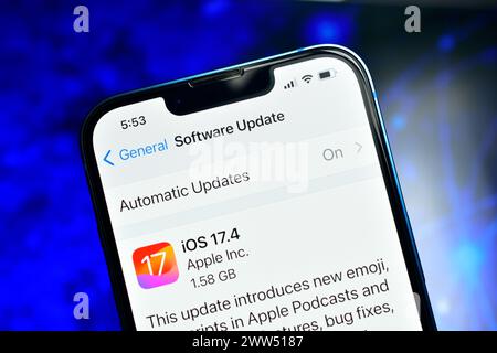 Neu Delhi, Indien 20. März 2024:- ios-Update 17,4 auf dem iphone Stockfoto