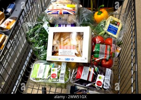 waitrose Supermarkt mit gekauften Artikeln, ramsgate Town, East kent, großbritannien märz 2024 Stockfoto