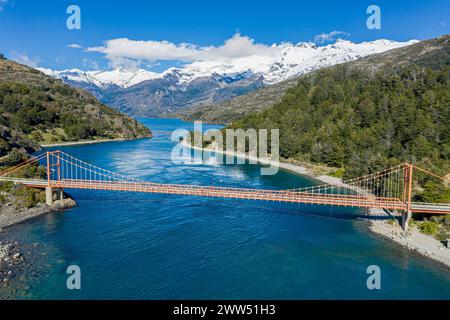 Luftaufnahme der Hängebrücke Puente General Carrera, zwischen Lago General Carrera und Lago Bertrand, Patagonien, Chile Stockfoto