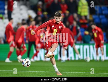 David Brooks aus Wales wärmt sich vor dem Spiel auf, während des Halbfinalspiels der UEFA-Euro-Qualifikation Wales gegen Finnland im Cardiff City Stadium, Cardiff, Großbritannien, 21. März 2024 (Foto: Craig Thomas/News Images) Stockfoto