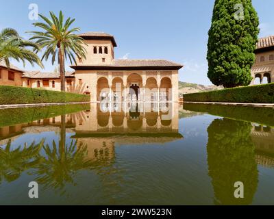 Garten des Partals, Alhambra Granada. Reflexion im Wasser. Maurische Architektur. Unesco-Weltkulturerbe Spanien. Stockfoto