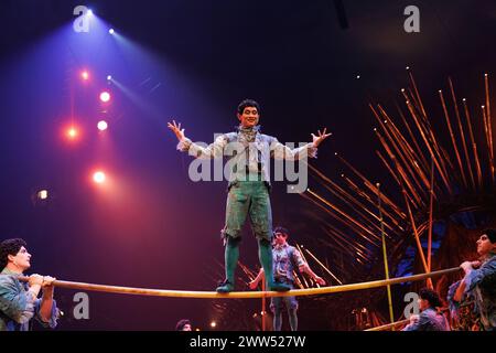 BARCELONA, SPANIEN - 19. MÄRZ: Die Künstler treten während der Premiere von Alegria des Cirque du Soleil auf der Gran Carpa de L'Hospitalet de Llobregat auf Stockfoto