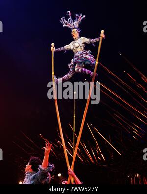 BARCELONA, SPANIEN - 19. MÄRZ: Die Künstler treten während der Premiere von Alegria des Cirque du Soleil auf der Gran Carpa de L'Hospitalet de Llobregat auf Stockfoto