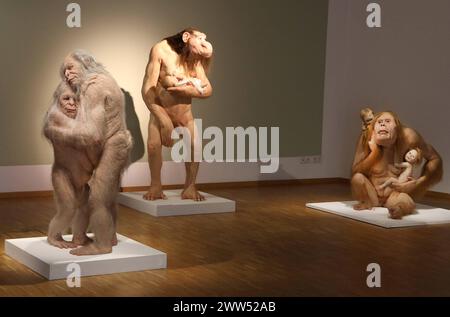 21.03.2024 Sachsen Anhalt Sachsen-Anhalt Kunsthalle Talstraße Galerie in Halle Saale erste Werkschau der australischen Künstlerin Patricia Piccinini in Deutschland die Zukunft mit den Augen der Künstlerin zu sehen, kann etwas irritierend sein. Ihr künstlerisches Universum beherbergt imaginäre Kreaturen, die sich den üblichen Kategorien Mensch, Tier, Natur oder Technik nicht unterordnet. Stattdessen nehmen sie als hybride Geschöpfe einen eigenen Platz in diesem Universum ein. Auf den ersten Blick erscheinen sie unheimlich, denn sie wurden durch neue technologische Möglichkeiten biologisch oder Stockfoto