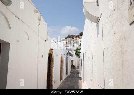 Enge Straße in Lindos Stadt auf Rhodos Insel, Dodekanese, Griechenland. Schöne schöne alte weiße Häuser. Berühmtes Touristenziel in Süd-EUR Stockfoto