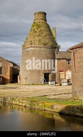 Flaschenöfen und verfallene Töpfergebäude in Middleport und Longport entlang des Trent and Mersey Canal in Stoke-on-Trent, Staffordshire, England Stockfoto