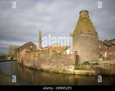 Flaschenöfen und verfallene Töpfergebäude in Middleport und Longport entlang des Trent and Mersey Canal in Stoke-on-Trent, Staffordshire, England Stockfoto