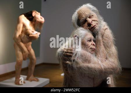 21.03.2024 Sachsen Anhalt Sachsen-Anhalt Kunsthalle Talstraße Galerie in Halle Saale erste Werkschau der australischen Künstlerin Patricia Piccinini in Deutschland die Zukunft mit den Augen der Künstlerin zu sehen, kann etwas irritierend sein. Ihr künstlerisches Universum beherbergt imaginäre Kreaturen, die sich den üblichen Kategorien Mensch, Tier, Natur oder Technik nicht unterordnet. Stattdessen nehmen sie als hybride Geschöpfe einen eigenen Platz in diesem Universum ein. Auf den ersten Blick erscheinen sie unheimlich, denn sie wurden durch neue technologische Möglichkeiten biologisch oder Stockfoto