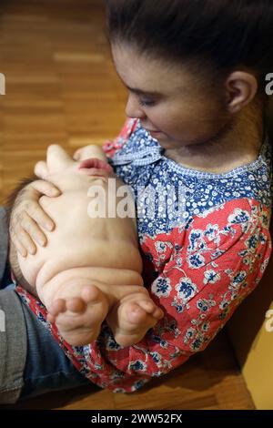 21.03.2024 Sachsen Anhalt Sachsen-Anhalt Kunsthalle Talstraße Galerie in Halle Saale erste Werkschau der australischen Künstlerin Patricia Piccinini in Deutschland die Zukunft mit den Augen der Künstlerin zu sehen, kann etwas irritierend sein. Ihr künstlerisches Universum beherbergt imaginäre Kreaturen, die sich den üblichen Kategorien Mensch, Tier, Natur oder Technik nicht unterordnet. Stattdessen nehmen sie als hybride Geschöpfe einen eigenen Platz in diesem Universum ein. Auf den ersten Blick erscheinen sie unheimlich, denn sie wurden durch neue technologische Möglichkeiten biologisch oder Stockfoto