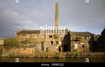 Verfallene Gebäude der Keramikindustrie entlang des Trent and Mersey Canal in Middleport, Stoke on Trent, Staffordshire Stockfoto