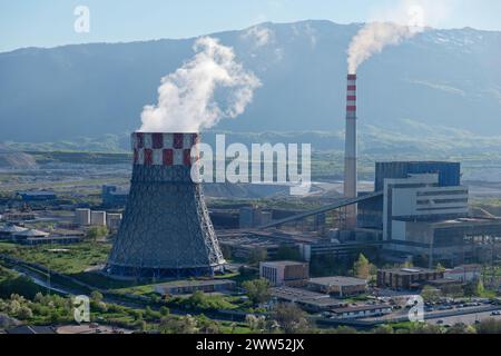 Wärmekraftwerk, das Schadstoffe in die Luft ausstößt. Stadt mit schlechter Luftqualität aufgrund von Wärmekraftwerk. Verbrennung fossiler Brennstoffe. Stockfoto