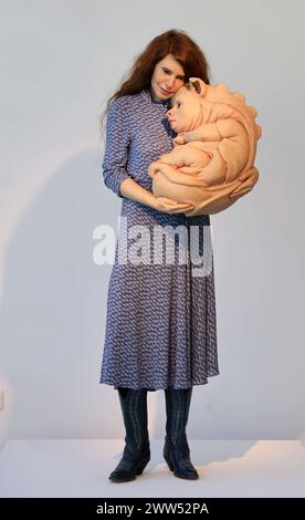 21.03.2024 Sachsen Anhalt Sachsen-Anhalt Kunsthalle Talstraße Galerie in Halle Saale erste Werkschau der australischen Künstlerin Patricia Piccinini in Deutschland die Zukunft mit den Augen der Künstlerin zu sehen, kann etwas irritierend sein. Ihr künstlerisches Universum beherbergt imaginäre Kreaturen, die sich den üblichen Kategorien Mensch, Tier, Natur oder Technik nicht unterordnet. Stattdessen nehmen sie als hybride Geschöpfe einen eigenen Platz in diesem Universum ein. Auf den ersten Blick erscheinen sie unheimlich, denn sie wurden durch neue technologische Möglichkeiten biologisch oder Stockfoto