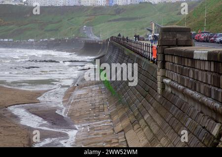 2. November 2023 die düstere Strandpromenade in der Küstenstadt Scarborough in Yorkshire an einem kalten Herbsttag. Die Nordseeküste ist sichtbar. Stockfoto