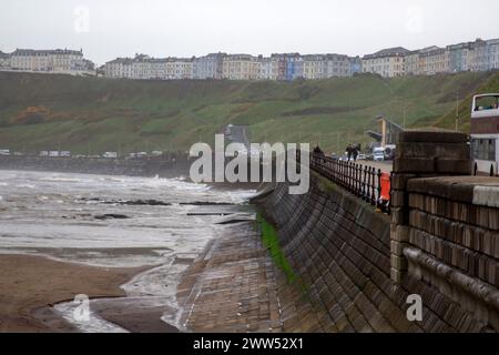 2. November 2023 die düstere Strandpromenade in der Küstenstadt Scarborough in Yorkshire an einem kalten Herbsttag. Die Nordseeküste ist sichtbar i Stockfoto