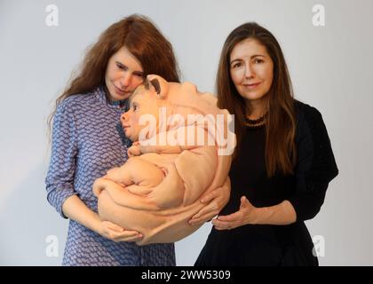 21.03.2024 Sachsen Anhalt Sachsen-Anhalt Kunsthalle Talstraße Galerie in Halle Saale erste Werkschau der australischen Künstlerin Patricia Piccinini in Deutschland die Zukunft mit den Augen der Künstlerin zu sehen, kann etwas irritierend sein. Ihr künstlerisches Universum beherbergt imaginäre Kreaturen, die sich den üblichen Kategorien Mensch, Tier, Natur oder Technik nicht unterordnet. Stattdessen nehmen sie als hybride Geschöpfe einen eigenen Platz in diesem Universum ein. Auf den ersten Blick erscheinen sie unheimlich, denn sie wurden durch neue technologische Möglichkeiten biologisch oder Stockfoto