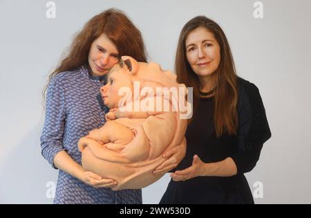 21.03.2024 Sachsen Anhalt Sachsen-Anhalt Kunsthalle Talstraße Galerie in Halle Saale erste Werkschau der australischen Künstlerin Patricia Piccinini in Deutschland die Zukunft mit den Augen der Künstlerin zu sehen, kann etwas irritierend sein. Ihr künstlerisches Universum beherbergt imaginäre Kreaturen, die sich den üblichen Kategorien Mensch, Tier, Natur oder Technik nicht unterordnet. Stattdessen nehmen sie als hybride Geschöpfe einen eigenen Platz in diesem Universum ein. Auf den ersten Blick erscheinen sie unheimlich, denn sie wurden durch neue technologische Möglichkeiten biologisch oder Stockfoto