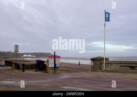 2. November 2023 die düstere Strandpromenade in der Küstenstadt Scarborough in Yorkshire an einem kalten Herbsttag. Die Nordseeküste ist sichtbar i Stockfoto