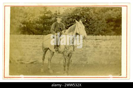 Originale sepiafarbene viktorianische Karte (Visitenkarte oder CDV) des Landbildes von vor langer Zeit, ein rustikaler Landwirt/Landbesitzer, viktorianischer Reiter, Victotian Mann, viktorianischer Gentleman, auf einer wunderschönen grauen Stute. Albumenfoto. Um die 1860er Jahre GROSSBRITANNIEN Stockfoto