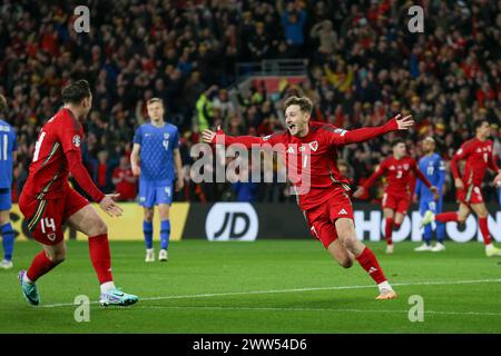 Wales David Brooks erzielt ein TOR 1-0 und feiert im Halbfinale der UEFA Euro 2024 gegen Finnland im Cardiff City Stadium, Cardiff, Wales, Vereinigtes Königreich am 21. März 2024 Stockfoto