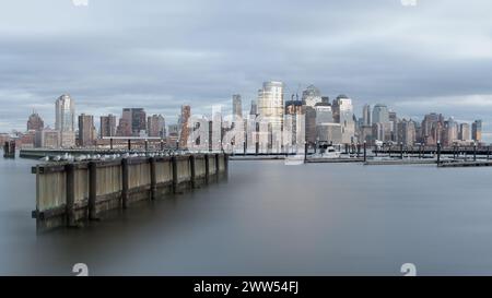 Blick auf die Skyline von Manhattan über den Hudson River vom Walkway am Wasser in Jersey City in hellem Licht am frühen Abend Stockfoto