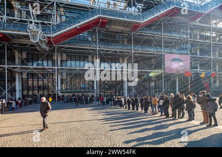 Besucher standen vor dem Pompidou Center für eine Magritte-Kunstausstellung an. Stockfoto