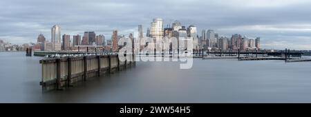 Panoramablick auf die Skyline von Manhattan über den Hudson River vom Waterfront Walkway in Jersey City in der Abenddämmerung Stockfoto