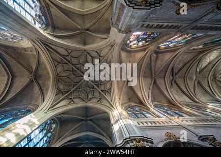 Gewölbte Deckenarchitektur mit Buntglas aus Saint Merri, Paris. Stockfoto