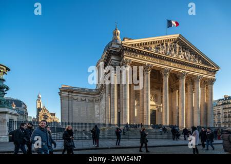 Belebte Straßenszene vor dem Panthéon mit Saint-Etienne-du-Mont im Hintergrund. Stockfoto