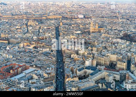 Blick von oben auf die Rue de Rennes, die bei Tageslicht zur Kirche Saint-Sulpice in Paris führt. Stockfoto