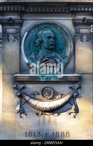 Auguste Maquets Grabmal mit plastischem Relief aus den Jahren 1813-1888, befindet sich in Paris. Stockfoto