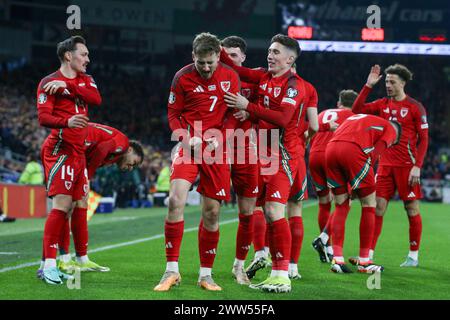 Wales David Brooks erzielt ein TOR 1-0 und feiert im Halbfinale der UEFA Euro 2024 gegen Finnland im Cardiff City Stadium, Cardiff, Wales, Vereinigtes Königreich am 21. März 2024 Stockfoto