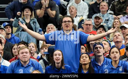 Pittsburgh, PA, USA. März 2024. Ein Creighton Fan reagiert auf einen Anruf während der zweiten Spielhälfte zwischen Creighton (3) und Akron (14) in der ersten Runde des NCAA-Turnierspiels in der PPG Paints Arena in Pittsburgh, PA. Quelle: csm/Alamy Live News Stockfoto