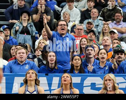 Pittsburgh, PA, USA. März 2024. Ein Creighton Fan reagiert auf einen Anruf während der zweiten Spielhälfte zwischen Creighton (3) und Akron (14) in der ersten Runde des NCAA-Turnierspiels in der PPG Paints Arena in Pittsburgh, PA. Quelle: csm/Alamy Live News Stockfoto