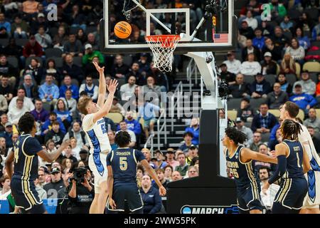 Pittsburgh, PA, USA. März 2024. In der zweiten Spielhälfte des Basketballspiels zwischen Creighton (3) und Akron (14) in der ersten Runde des NCAA-Turnierspiels in der PPG Paints Arena in Pittsburgh, PA. Quelle: csm/Alamy Live News Stockfoto