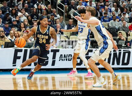 Pittsburgh, PA, USA. März 2024. Akron Zips Guard Nate Johnson (34) in Aktion während der zweiten Spielhälfte im Basketballspiel zwischen Creighton (3) und Akron (14) in der ersten Runde des NCAA-Turnierspiels in der PPG Paints Arena in Pittsburgh, PA. Quelle: csm/Alamy Live News Stockfoto