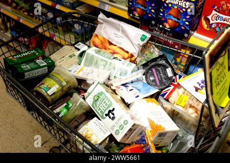 waitrose Supermarkt mit gekauften Artikeln, ramsgate Town, East kent, großbritannien märz 2024 Stockfoto