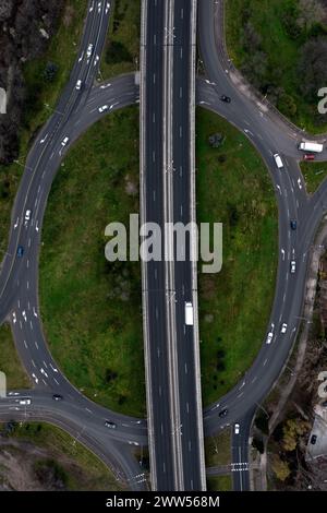 Luftaufnahme der Vorstadtstraße und des Kreisverkehrs in Burgas, Bulgarien Stockfoto