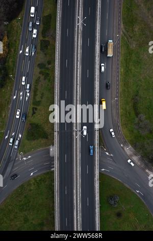 Luftaufnahme der Vorstadtstraße und des Kreisverkehrs in Burgas, Bulgarien Stockfoto