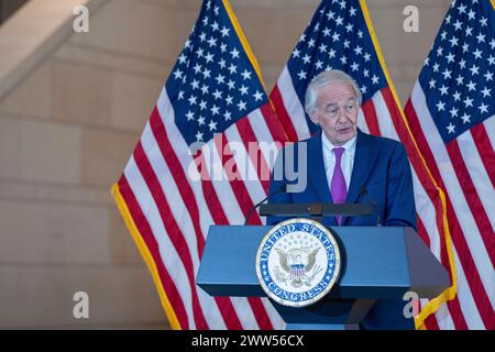 US-Senator Ed Markey (Demokrat von Massachusetts) bei einer Goldmedaillenzeremonie zu Ehren der Ghost Army im US-Kapitol in Washington, DC am Donnerstag, den 21. März 2024. Quelle: Annabelle Gordon/CNP Stockfoto