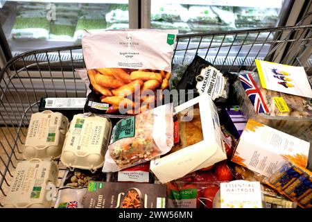 waitrose Supermarkt mit gekauften Artikeln, ramsgate Town, East kent, großbritannien märz 2024 Stockfoto