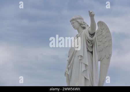 095 Marmorengel mit ausgestrecktem linken Arm auf einem Grab auf der Avenida Cristobal Colon Avenue Westseite des Cementerio de Colon Friedhofs. Havanna-Kuba. Stockfoto