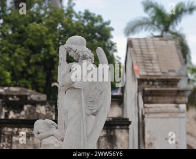 096 Marble Resurrection Angel mit überkreuzten Armen, Trompete und trägerlosem Gewand, gekrönt ein Grab auf dem Cementerio de Colon Cemetery. Havanna-Kuba. Stockfoto