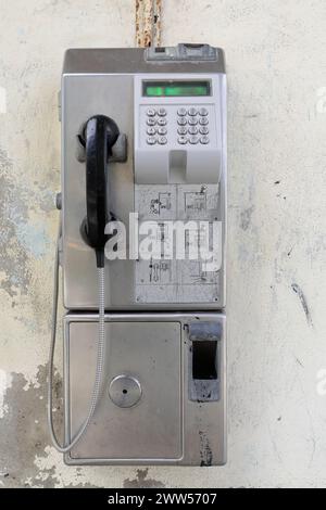 103 noch funktionierendes altes Münztelefon an der Wand eines Arkadengebäudes auf der Westseite des Paseo del Prado Promenade. Centro Havanna-Kuba. Stockfoto