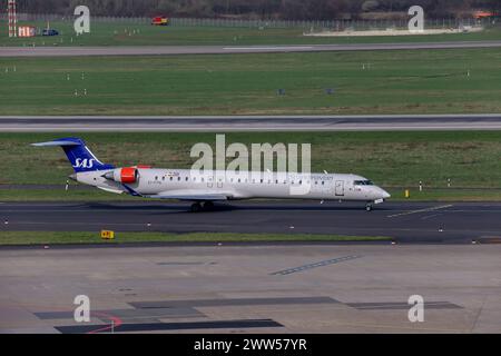 EI-FPN SAS Scandinavian Airlines Bombardier CRJ-900LR am Flughafen Düsseldorf. DUS EDDL. Düsseldorf, Nordrhein-Westfalen, DEU, Deutschland, 14.03.2024 *** EI FPN SAS Scandinavian Airlines Bombardier CRJ 900LR am Flughafen Düsseldorf DUS EDDL Düsseldorf, Nordrhein-Westfalen, DEU, Deutschland, 14 03 2024 Stockfoto