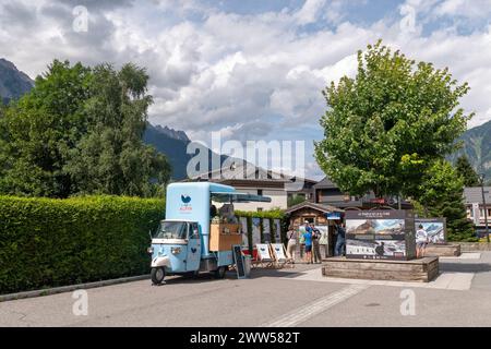 Piaggio Ape wurde vom Café Alpin, Chamonix, Haute Savoie, Frankreich, in eine mobile Kaffeebar umgewandelt Stockfoto