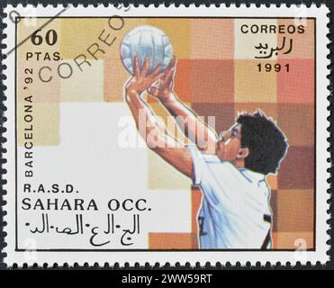 Gestempelte Briefmarke von Sahara, auf der Volleyball, Förderung der Olympischen Sommerspiele, Barcelona 1992, um 1991 gezeigt wird. Stockfoto