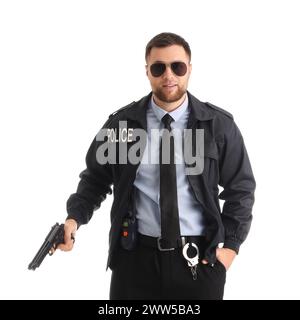 Männlicher Polizist mit Sonnenbrille und Pistole auf weißem Hintergrund Stockfoto