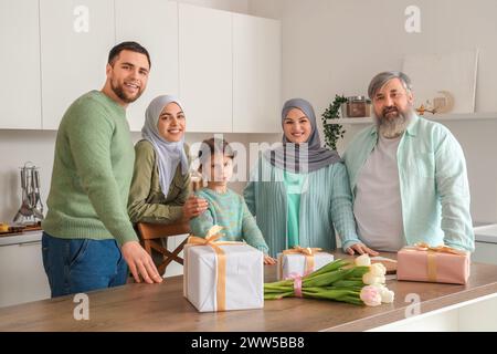 Glückliche muslimische Familie mit Geschenken in der Küche. Ramadan-Feier Stockfoto