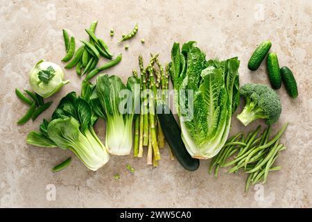 Grüner Gemüsehintergrund. Verschiedene grüne Gemüsesorten. Gemüse. Saubere Ernährung, gesunde Vegetarier, veganes Lebensmittelkonzept, Kopierraum, Draufsicht Stockfoto
