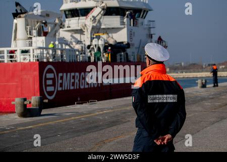 Ravenna, Italien. März 2024. Ein Mann von der italienischen Küstenwache überprüft, ob die Anlegemanöver des Rettungsschiffs korrekt verlaufen, um die Ausschiffung der Migranten zu erleichtern. Das Rettungsschiff LIFE Support landete um 8:00 Uhr morgens im Hafen von Ravenna mit 71 Migranten an Bord, die während ihrer Schifffahrt auf See gerettet wurden. Quelle: SOPA Images Limited/Alamy Live News Stockfoto